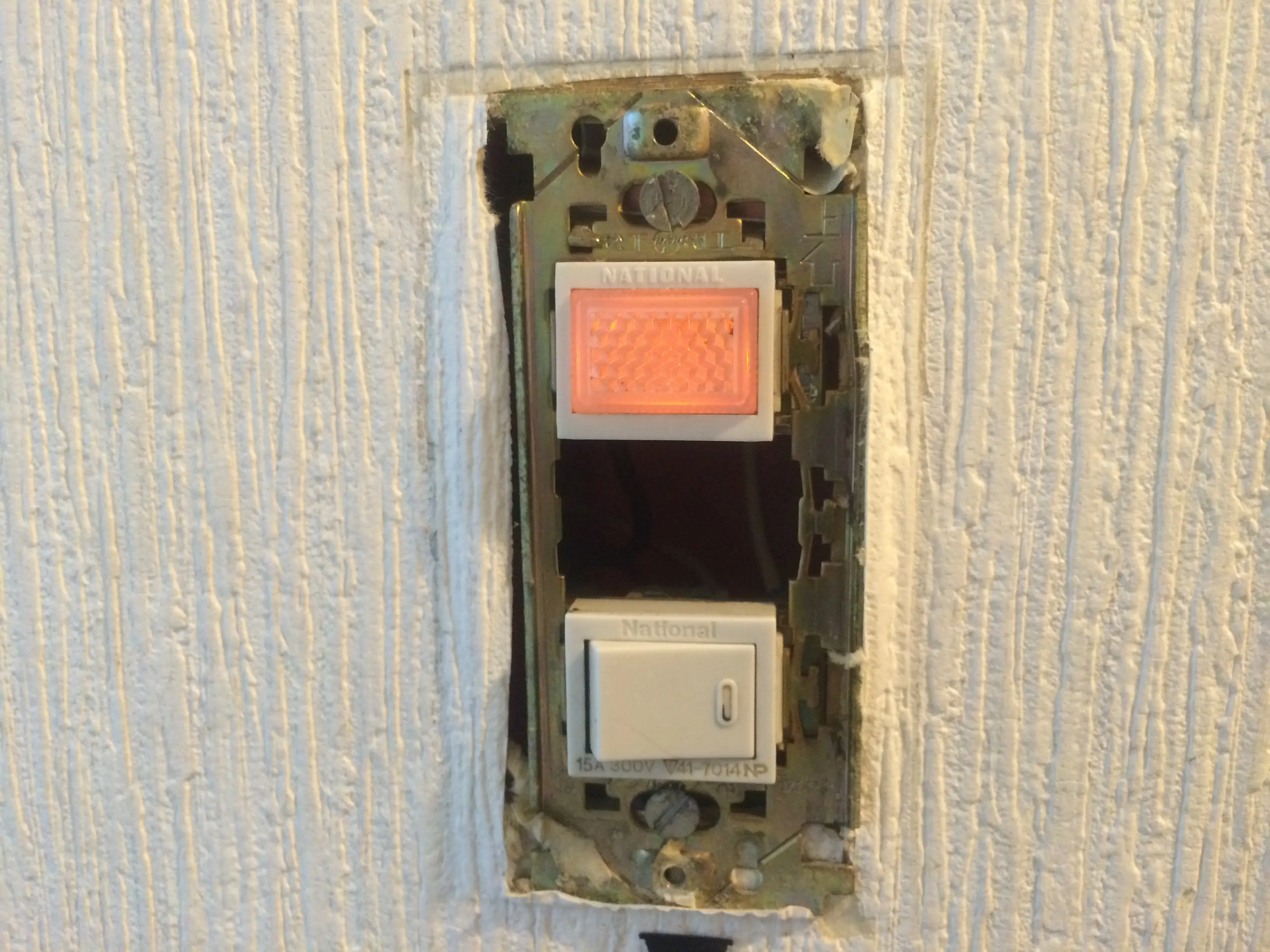 地味すぎる電気スイッチ、カバーを交換しておしゃれにしませんか?